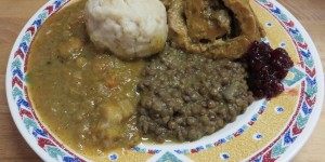 Beitragsbild des Blogbeitrags Seitanrollbraten mit Zwiebel-Senf-Füllung