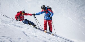 Beitragsbild des Blogbeitrags Skisaison ist Kniesaison: Verletzungsrisiko beim Skifahren. 