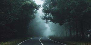 Beitragsbild des Blogbeitrags 7 Tipps für das Autofahren in der dunklen Jahreszeit