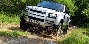 Beitragsbild des Blogbeitrags Land Rover Defender 110 D240 S: Erster On- & Offroad-Test! 