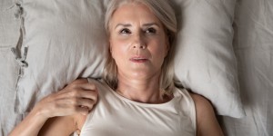 Beitragsbild des Blogbeitrags Starkes Schwitzen im Schlaf: Ursachen und Tipps gegen Nachtschweiß 