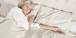 Beitragsbild des Blogbeitrags Gesunder Schlaf im Alter: Wie gut eignen sich Spezialmatratzen? 