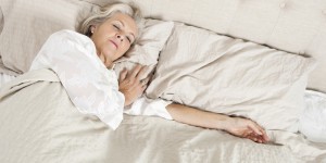 Beitragsbild des Blogbeitrags Gesunder Schlaf im Alter: Wie gut eignen sich Spezialmatratzen?