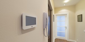 Beitragsbild des Blogbeitrags Sicherheit im Einfamilienhaus: Welche Vorteile haben Türsprechanlagen mit Kamera? 