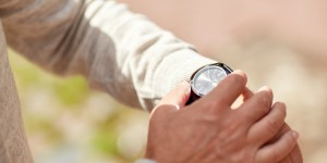 Beitragsbild des Blogbeitrags Armbanduhren für Senioren: Warum Ruheständler auf Junghans schwören 