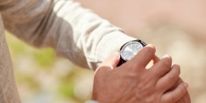 Beitragsbild des Blogbeitrags Armbanduhren für Senioren: Warum Ruheständler auf Junghans schwören