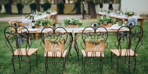 Beitragsbild des Blogbeitrags 21 atemberaubende Inspirationen für eine Outdoor Hochzeit