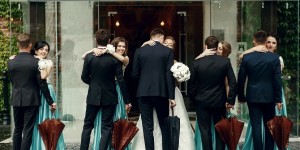 Beitragsbild des Blogbeitrags 21 coole Ideen für den Einsatz von Regenschirmen auf der Hochzeit 