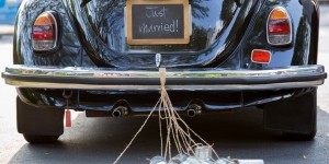Beitragsbild des Blogbeitrags 12 originelle Ideen, das Hochzeitsauto zu schmücken 