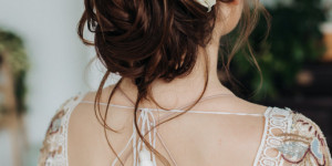 Beitragsbild des Blogbeitrags Damit die Frisur hält: 10 Tipps für makellose Braut-Stylings