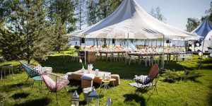 Beitragsbild des Blogbeitrags Sitzplätze für eine Gartenhochzeit: Stylish und komfortabel