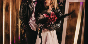 Beitragsbild des Blogbeitrags Edgy Bridal Beauty: Extravagant Heiraten in Schwarz-Pink