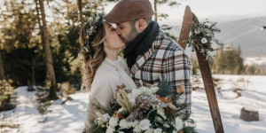 Beitragsbild des Blogbeitrags Winterhochzeit-Outfits: Elegantes & Wärmendes für Gäste