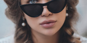Beitragsbild des Blogbeitrags Accessoires für Hochzeitsgäste: Hüte mit Stil und Eleganz