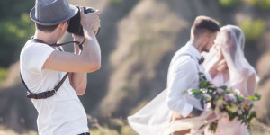 Beitragsbild des Blogbeitrags Hochzeitsfotograf in der Nähe finden: Auswahl-Tipps 