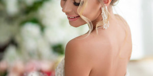 Beitragsbild des Blogbeitrags Brautfrisuren passend zum Kleid: perfekt & harmonisch