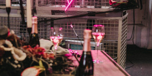 Beitragsbild des Blogbeitrags Hochzeitstrend Acrylglas: stylisch, cool & extravagant