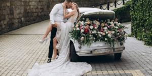 Beitragsbild des Blogbeitrags Hochzeitsfotos mit Brautauto: Die 100 besten Ideen