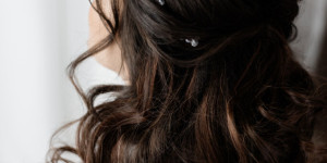Beitragsbild des Blogbeitrags Brautfrisur mit Extensions: Die Vor- und Nachteile