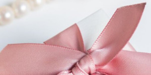 Beitragsbild des Blogbeitrags Die 15 besten Ideen für Verlobung Geschenke