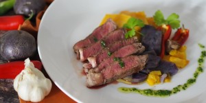 Beitragsbild des Blogbeitrags Vitelotte mit Steak und Muskatkürbis umspielt mit grünem Salsa-Pesto 