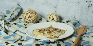 Beitragsbild des Blogbeitrags Sei koa Schwammerl: Flammkuchen mit Birne, Büffelmozarella und eingelegte Eierschwammerl