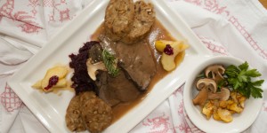 Beitragsbild des Blogbeitrags Gasthof Gellnwirt’s Hirschbraten mit Eierschwammerlknödel und Rotkraut 