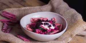 Beitragsbild des Blogbeitrags Selbstgemachte Pinke Pasta Garganelli mit Rona-Kren-Sauce auf Spinat 