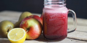 Beitragsbild des Blogbeitrags Vitamin Boost Drink: Saft aus Karotte, Apfel, Birne, Zitrone und Rona