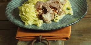 Beitragsbild des Blogbeitrags Gefüllte Schweinemedaillons mit Mozzarella und getrockneten Tomaten auf Basilikum Tagliatelle