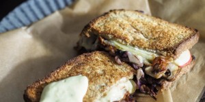Beitragsbild des Blogbeitrags Grilled Cheese Sandwich mit Apfel und Raddichio und Orangen-Senf Dip