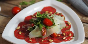 Beitragsbild des Blogbeitrags Carpaccio di manzo mit Bärlauchpesto con Ruccola e Grana Padano
