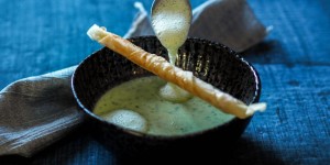 Beitragsbild des Blogbeitrags Endlich Bärlauch: Bärlauchcremesuppe mit Lachs-Kren-Cigarillo