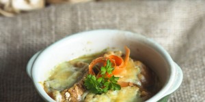 Beitragsbild des Blogbeitrags Die Französische Zwiebelsuppe mit selbstgebackenem Baguette