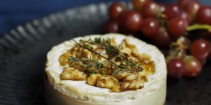 Beitragsbild des Blogbeitrags Ofen-Camembert mit Walnüssen, Honig und Thymian 
