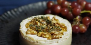 Beitragsbild des Blogbeitrags Ofen-Camembert mit Walnüssen, Honig und Thymian