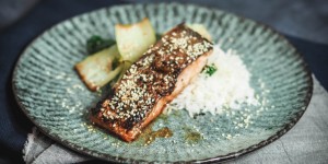 Beitragsbild des Blogbeitrags Lachs im Asia Style mit Pak Choi oder was Honig mit Fisch alles macht