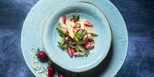 Beitragsbild des Blogbeitrags Frühlingstraum: Zoodels mit heimischen Spargel, Erdbeeren und Schweinemedaillons