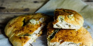 Beitragsbild des Blogbeitrags Rosmarin Knoblauch Focaccia – Vorhang auf für viel Genuss