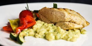 Beitragsbild des Blogbeitrags Alltagstauglich: Hendlbrust mit Pesto-Spätzle und Gemüse