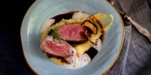 Beitragsbild des Blogbeitrags Wir lieben es wild. Rezept für Hirschrücken Steak.