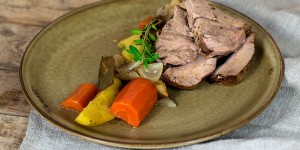 Beitragsbild des Blogbeitrags Geschmorte Kalbsstelze mit winterlichem Gemüse