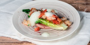 Beitragsbild des Blogbeitrags Gebratene Salatherzen mit Tomate, Garnelen, Blutorangen und Basilikum Schaum