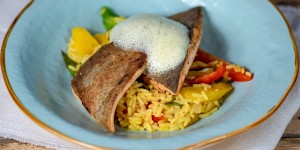 Beitragsbild des Blogbeitrags GEBRATENES BIO ALPEN-LACHSFORELLEN-FILET AUF PAELLA