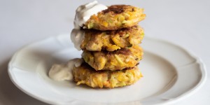 Beitragsbild des Blogbeitrags Chicken Fritters – Zucchini-Kürbis Laiberl mit Hendl
