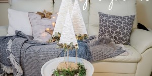 Beitragsbild des Blogbeitrags DIY Weihnachtsbäume aus Sperrholz, Wolle und Golddraht