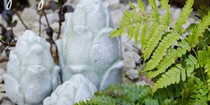 Beitragsbild des Blogbeitrags Upcycling: Alte Terrakottafiguren im neuen Look und Magnolienblüte