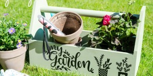 Beitragsbild des Blogbeitrags DIY Tragekiste für Gartenwerkzeuge und alte Gießkanne verschönern