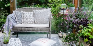 Beitragsbild des Blogbeitrags Sommerdeko im Wintergarten bzw. auf der Terrasse und ein DIY für Lampions mit Blumen 