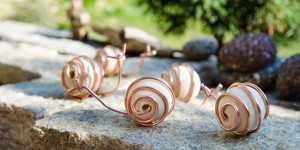 Beitragsbild des Blogbeitrags DIY Gartendekoration Schnecken aus Holzkugeln und Draht